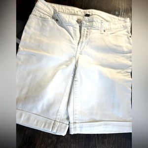 Eddie Bauer Size 4 women’s white Bermuda Shorts